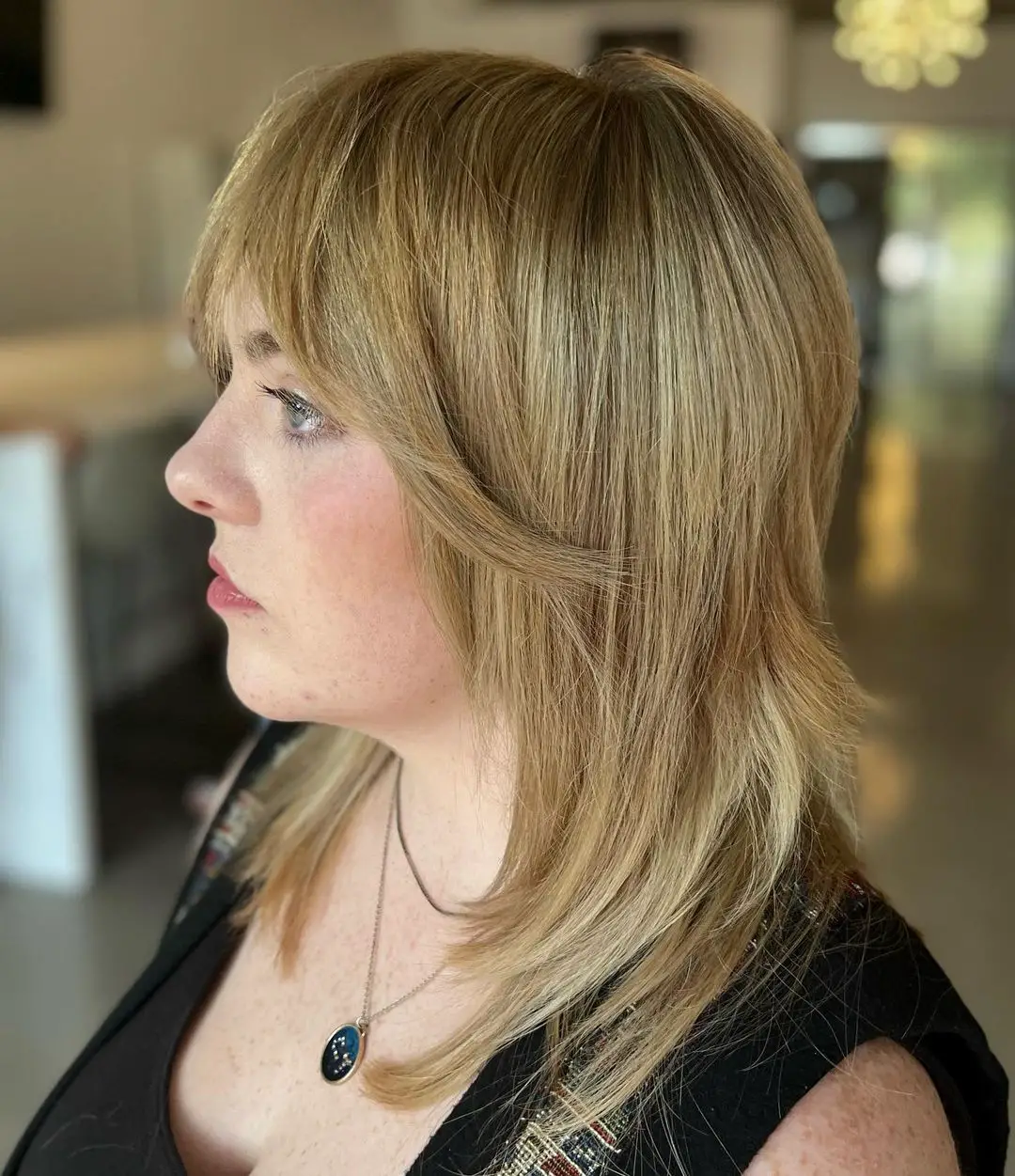 47-double-chin-and-038-round-face-hairstyles-for-women-that-are-slimming Medium Length Layered Cut for Fine Hair with Long Curtain Bangs