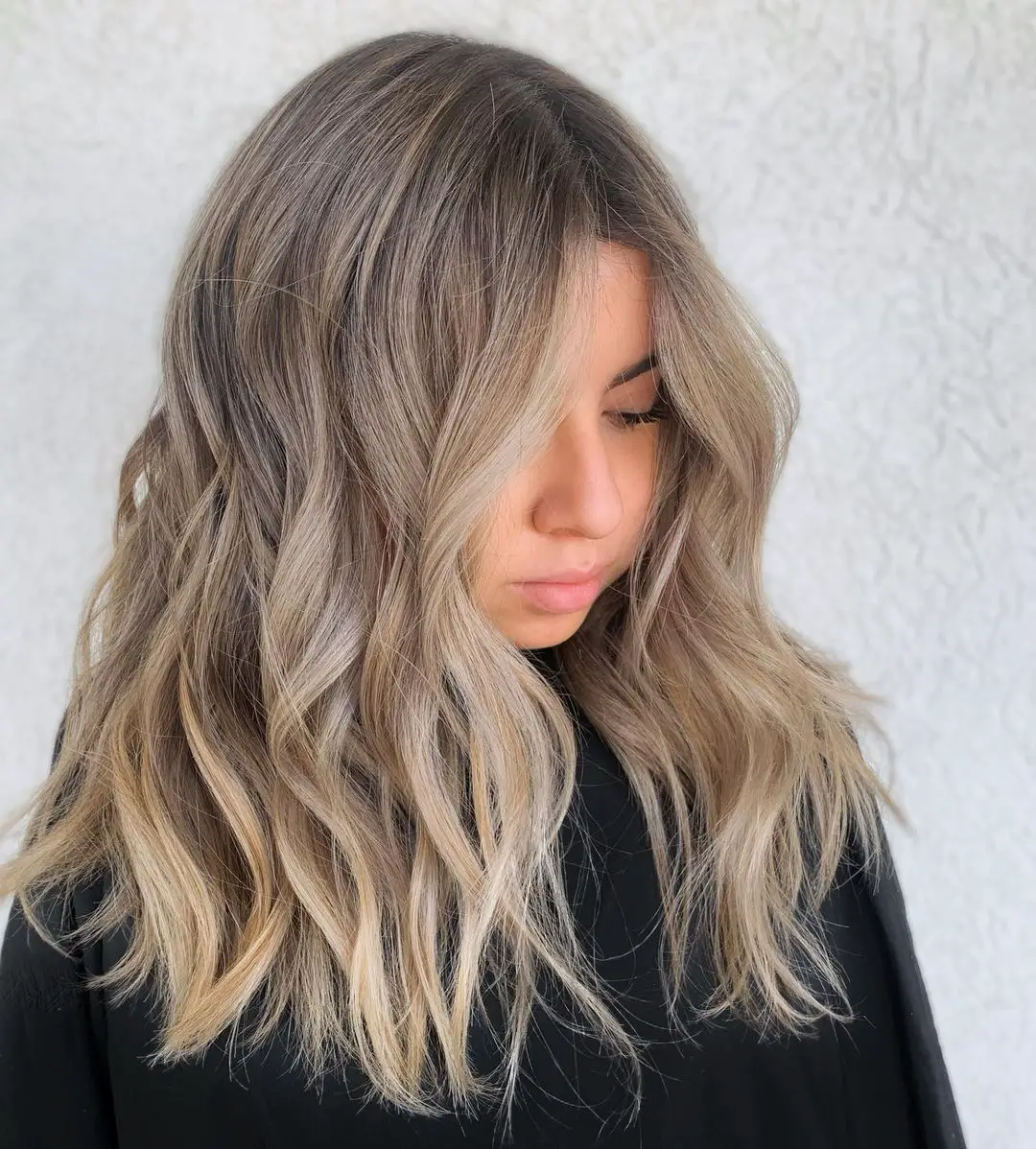 20-best-hairstyles-for-hispanic-women-with-blonde-hair Shoulder Length Hair with Waves and Honey Balayage