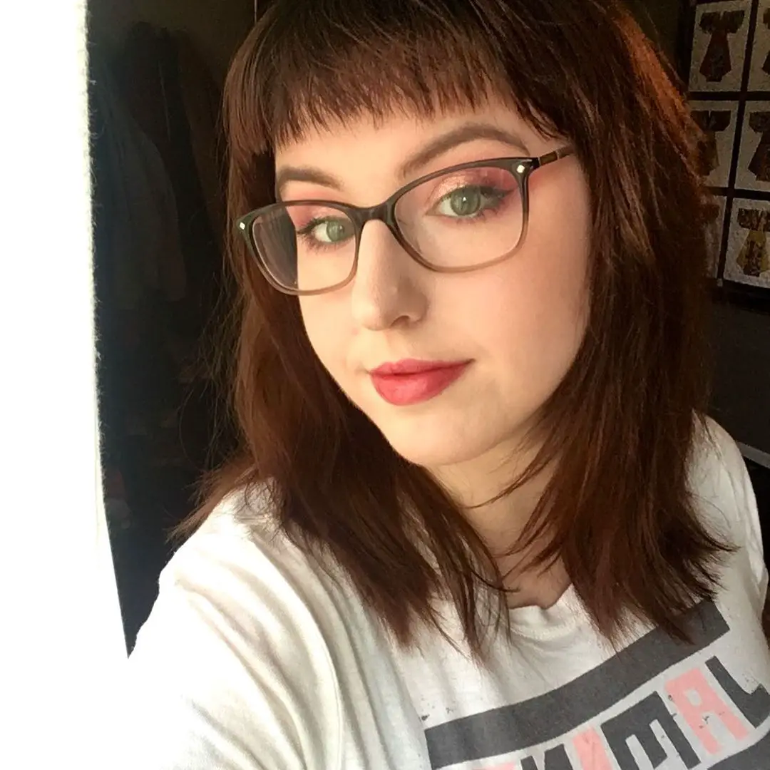 28-bangs-with-glasses-hairstyle-ideas Short Feathered Bangs