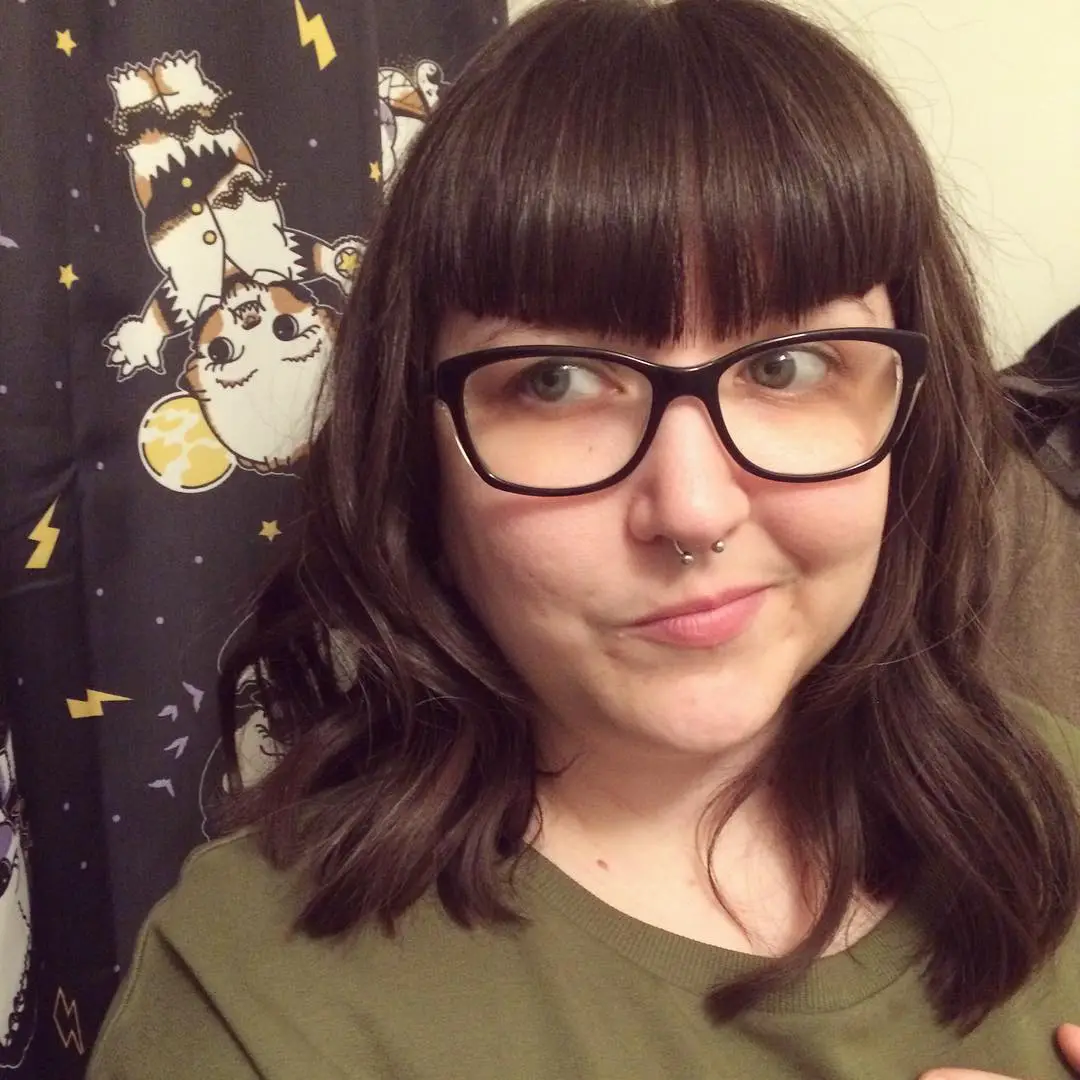 28-bangs-with-glasses-hairstyle-ideas V-Shaped Bangs