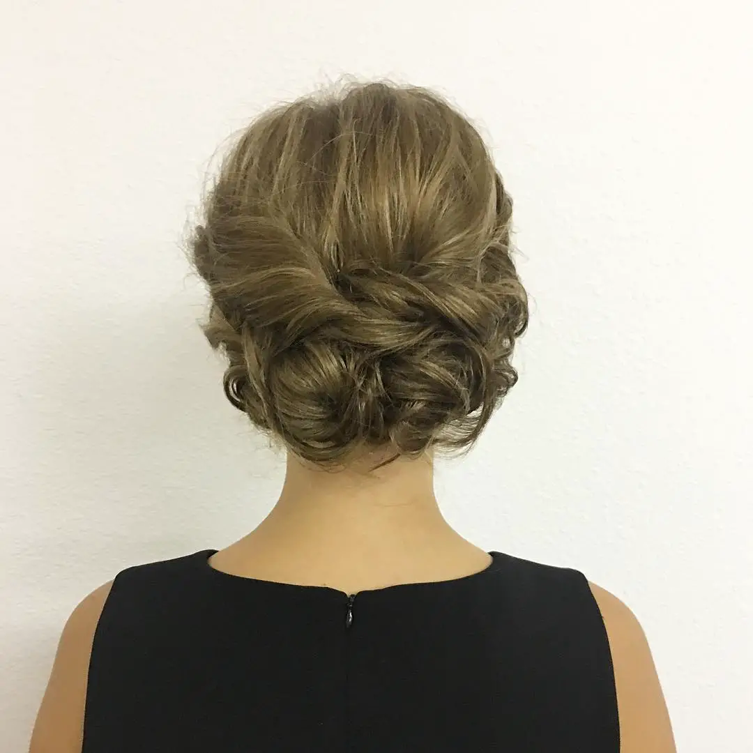 31-professional-job-interview-hairstyles-for-women Relaxed Updo