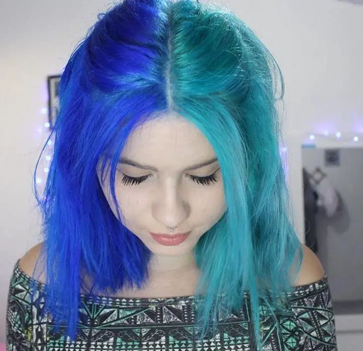33-unique-split-hair-dye-ideas-trending-color-combinations-to-try-in-2023 Aqua & Electric Blue Split Hair