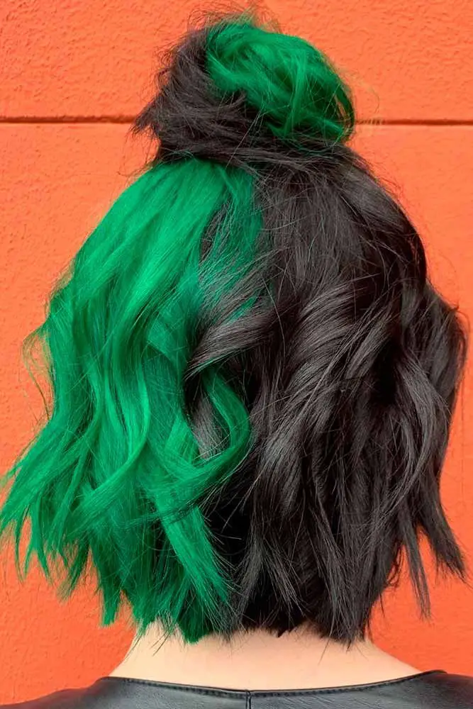 33-unique-split-hair-dye-ideas-trending-color-combinations-to-try-in-2023 Black & Emerald Split Hair