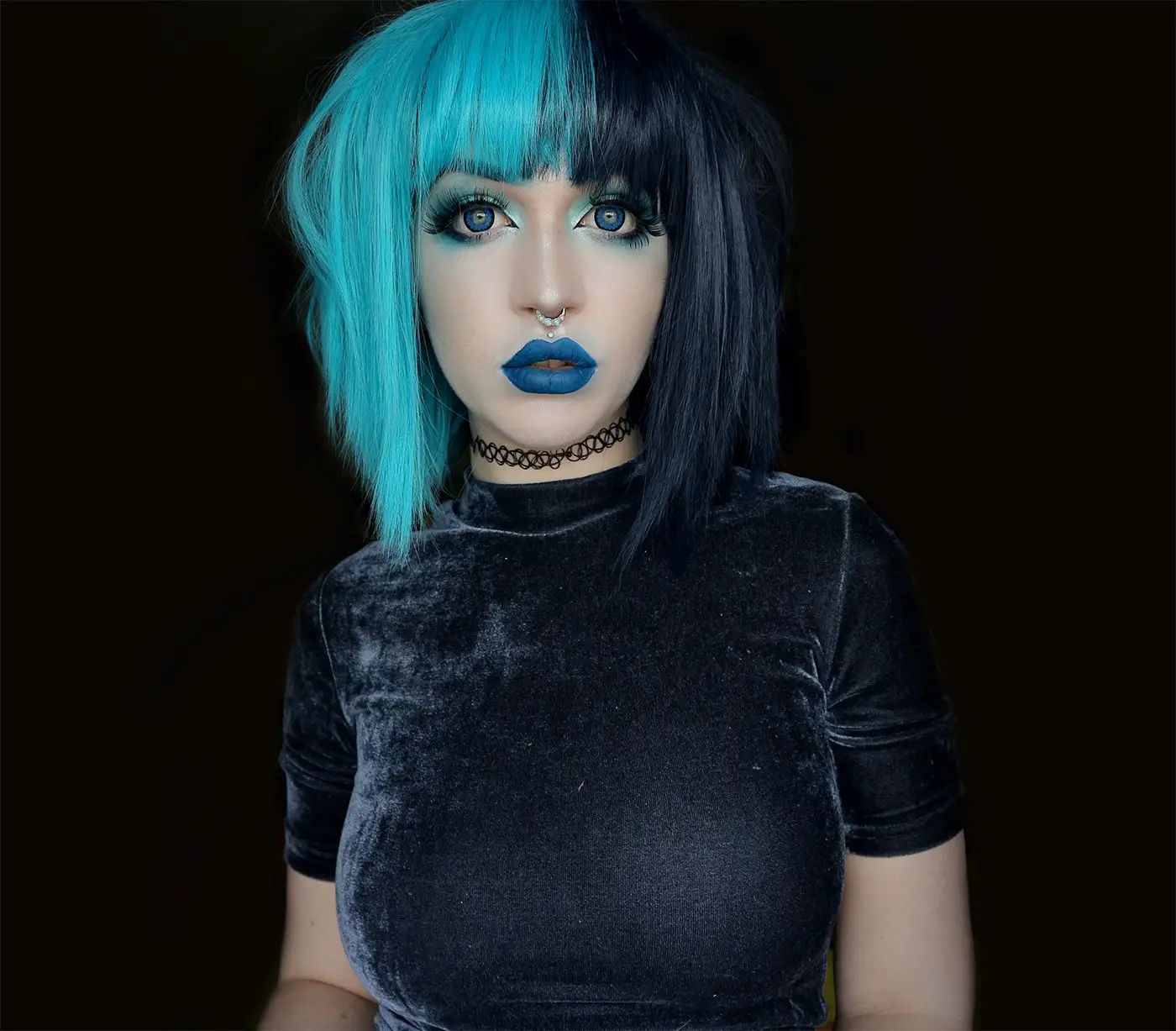 33-unique-split-hair-dye-ideas-trending-color-combinations-to-try-in-2023 Black & Icy Blue Split Hair