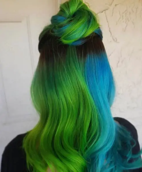 33-unique-split-hair-dye-ideas-trending-color-combinations-to-try-in-2023 Green & Blue Split Hair