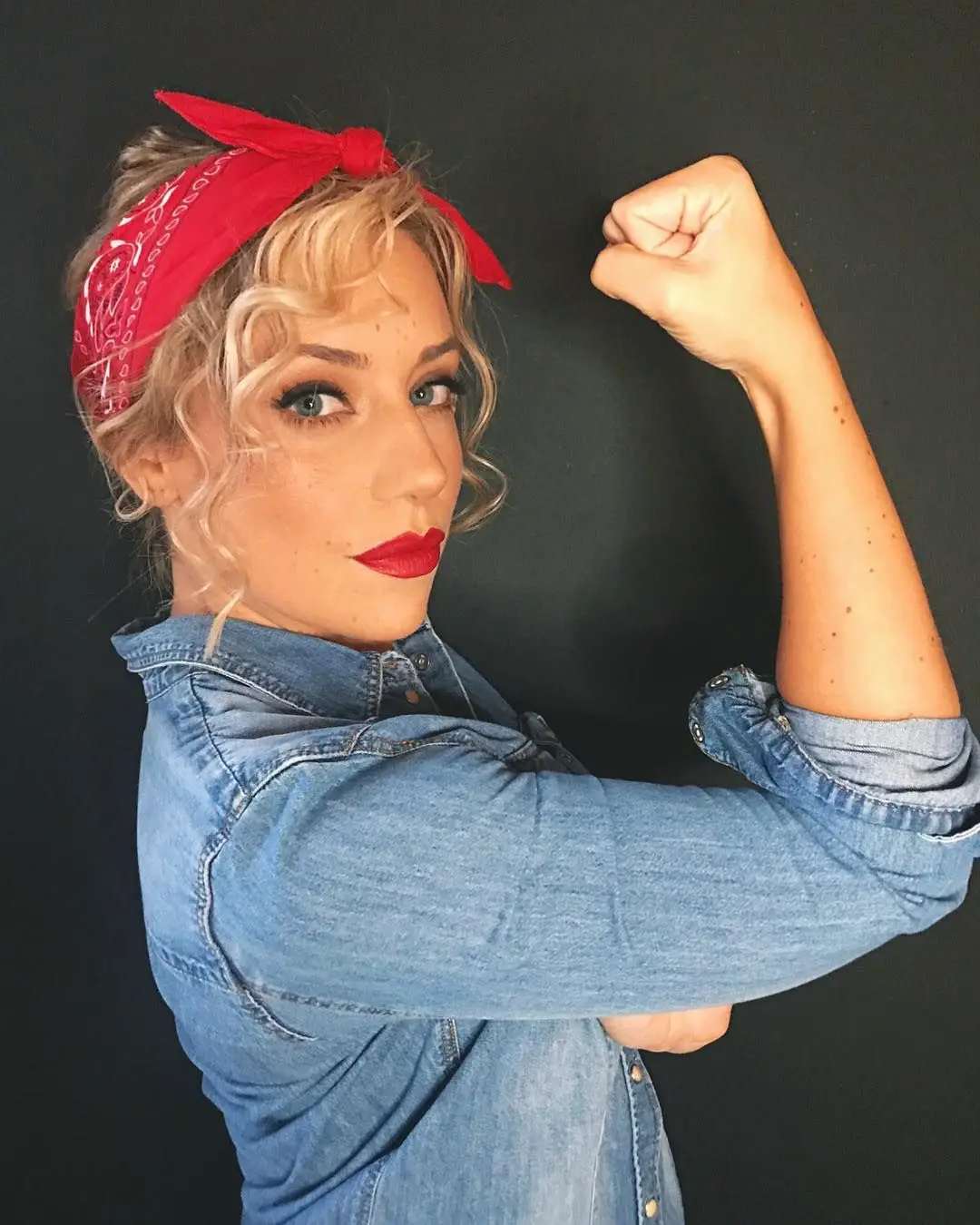 35-beautiful-scarf-in-hair-ideas-trending-styles-to-try Vintage Rosie Riveter Style
