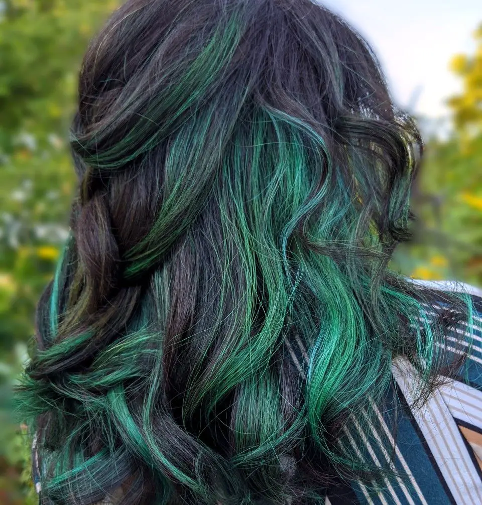 35-best-green-hair-ideas-trending-colors-to-try-in-2023 Dark Green Highlights