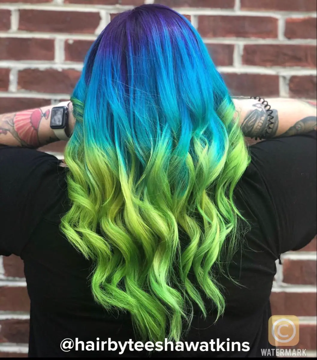35-best-green-hair-ideas-trending-colors-to-try-in-2023 Two-Tone Green Hair