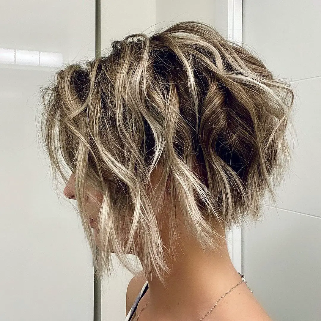 35-best-hairstyles-for-a-messy-bob-look Textured, Graduated Bob