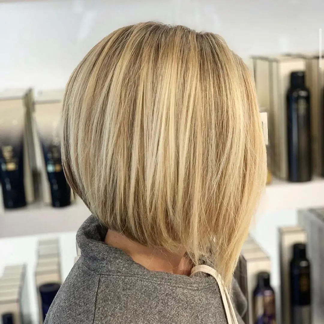 40-best-short-hairstyles-for-women-with-highlights A-Line Bob with Warm blonde Highlights