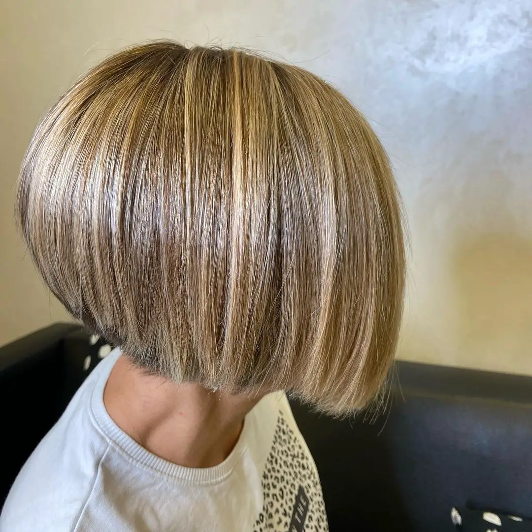 40-best-short-hairstyles-for-women-with-highlights Blonde Bob with Subtle Highlights