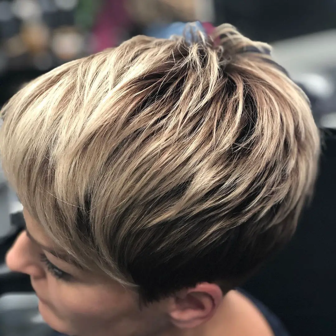 40-best-short-hairstyles-for-women-with-highlights Chic Pixie Cut with Bold Blonde Highlights