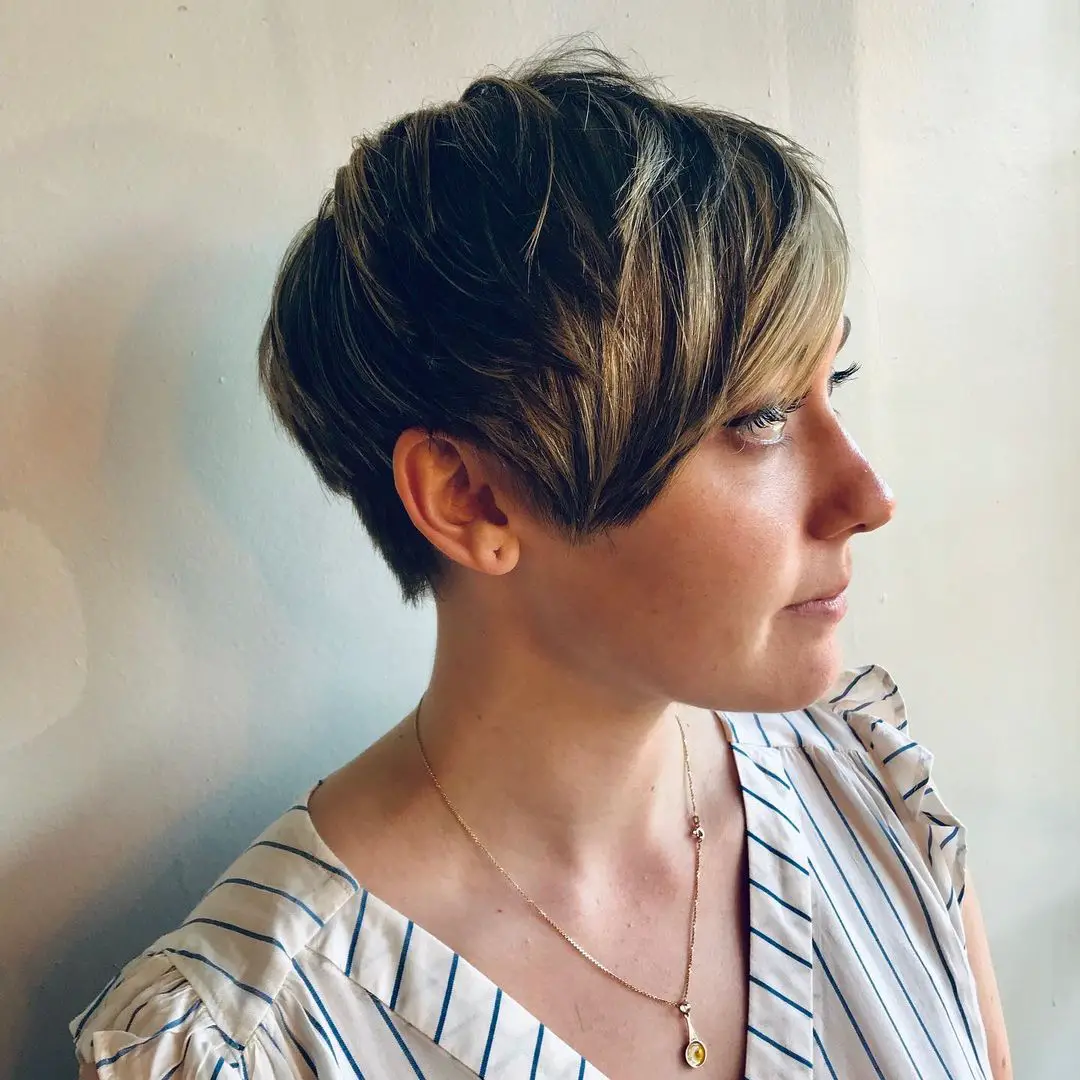 40-best-short-hairstyles-for-women-with-highlights Dark Pixie Cut with Blonde Accents