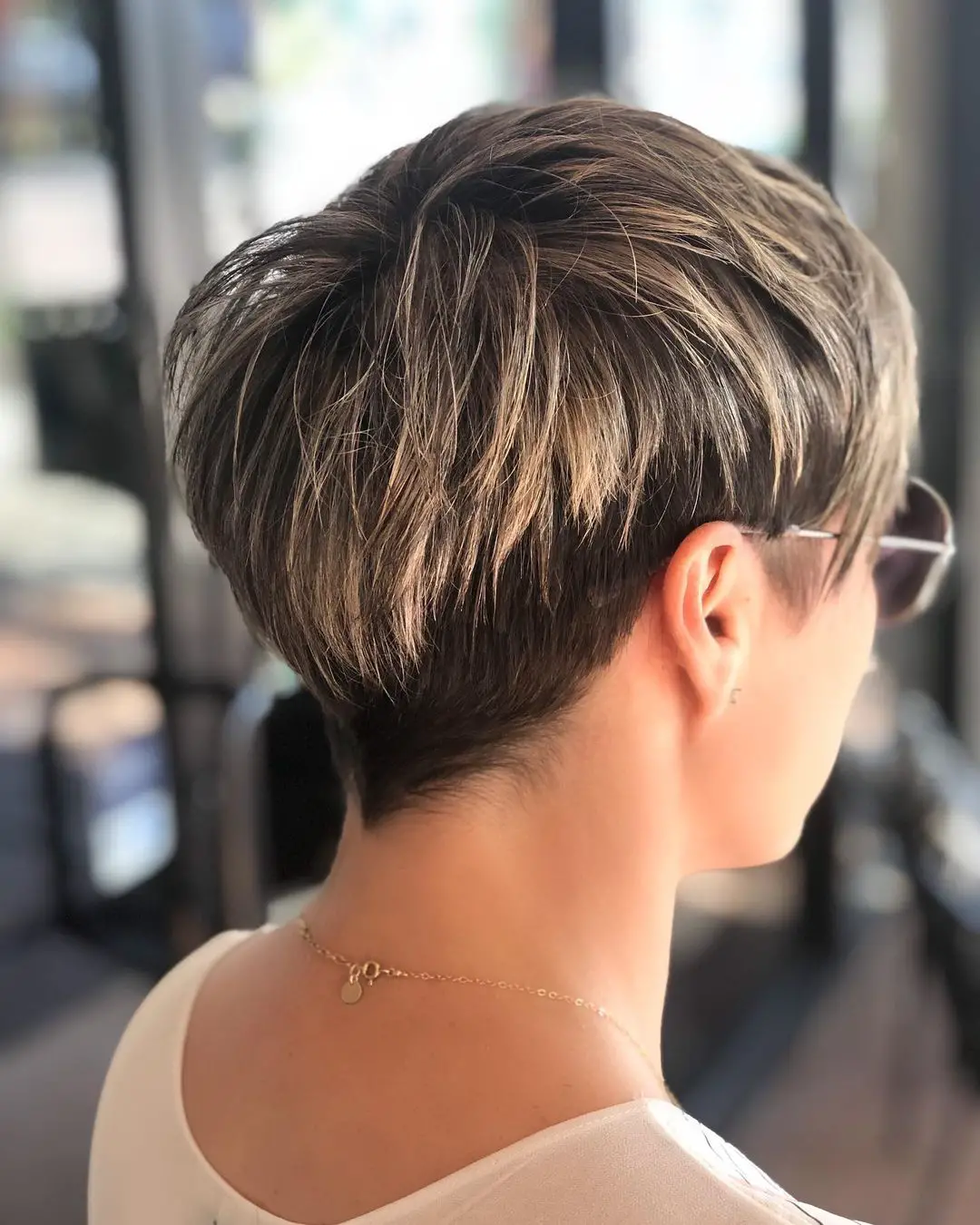 40-best-short-hairstyles-for-women-with-highlights Dark Pixie with Blonde Foilyage