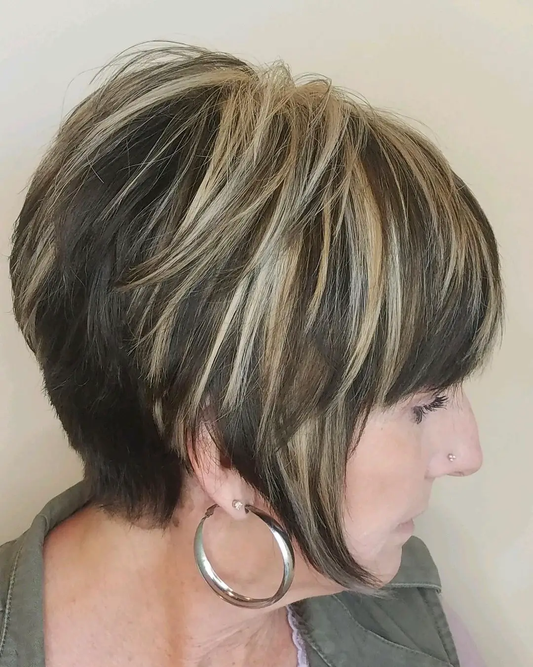 40-best-short-hairstyles-for-women-with-highlights Funky Short Hair with Chunky Blonde Highlights