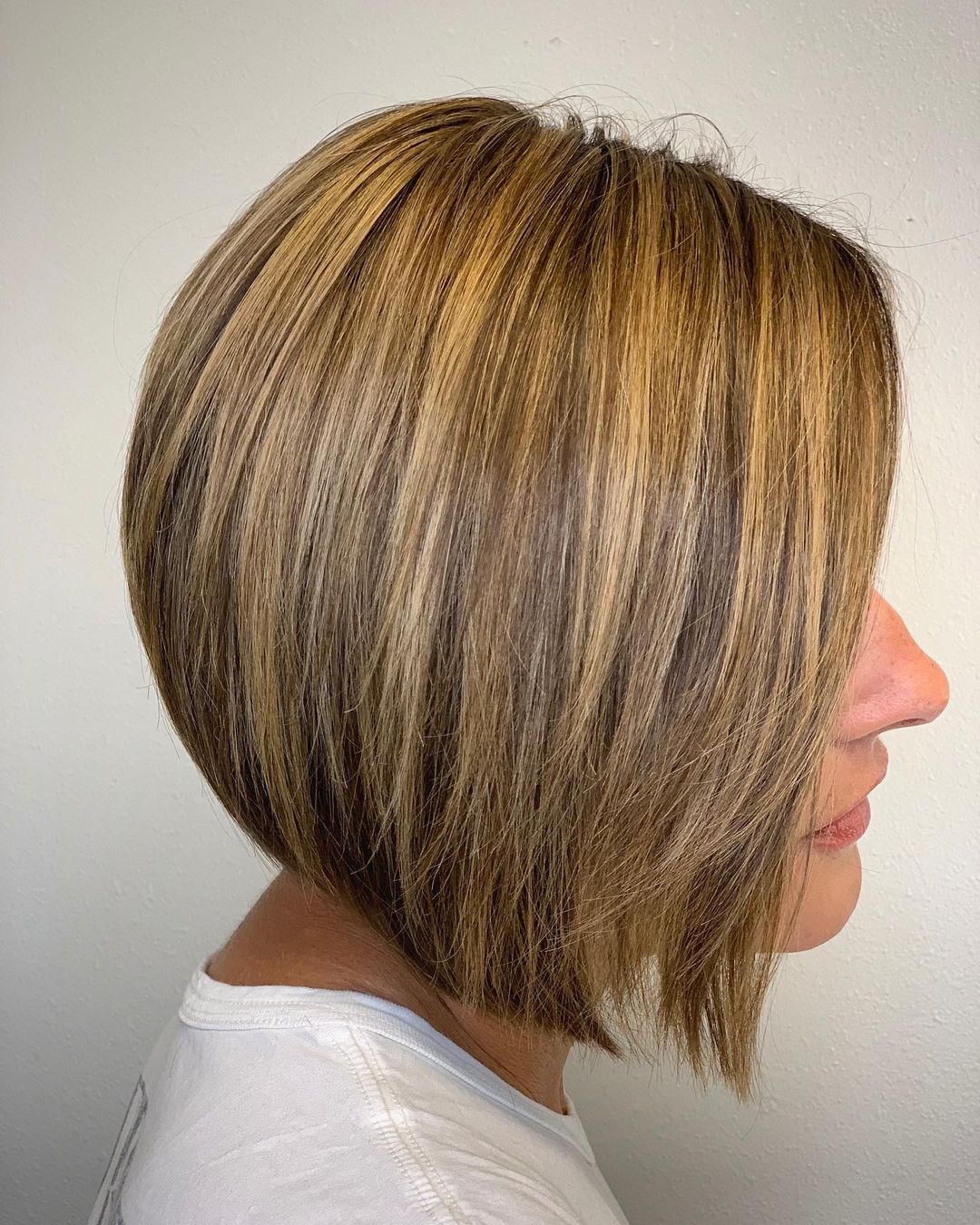 40-best-short-hairstyles-for-women-with-highlights Light Brown Bob with Sandy Blonde Highlights
