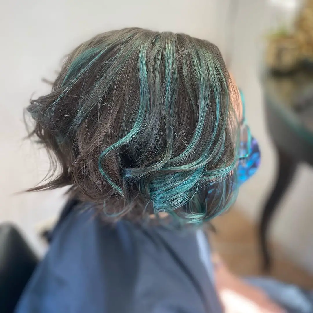 40-best-short-hairstyles-for-women-with-highlights Tousled Teal