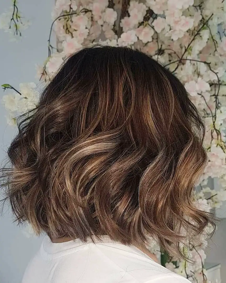 40-best-short-hairstyles-for-women-with-highlights Warm Brown Bob with Blonde Balayage