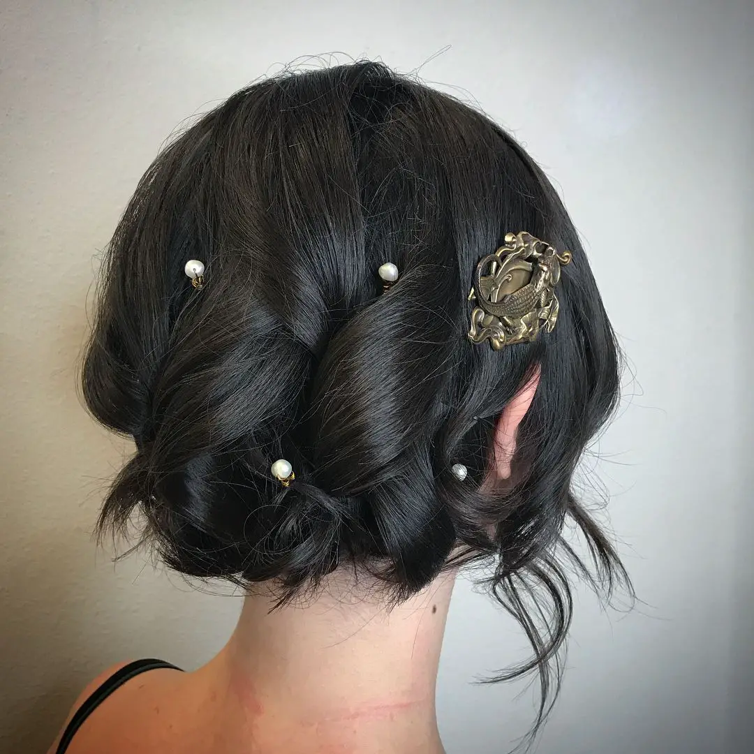 51-homecoming-prom-hairstyles-for-girls-with-short-hair Barrel Curls and Pearls