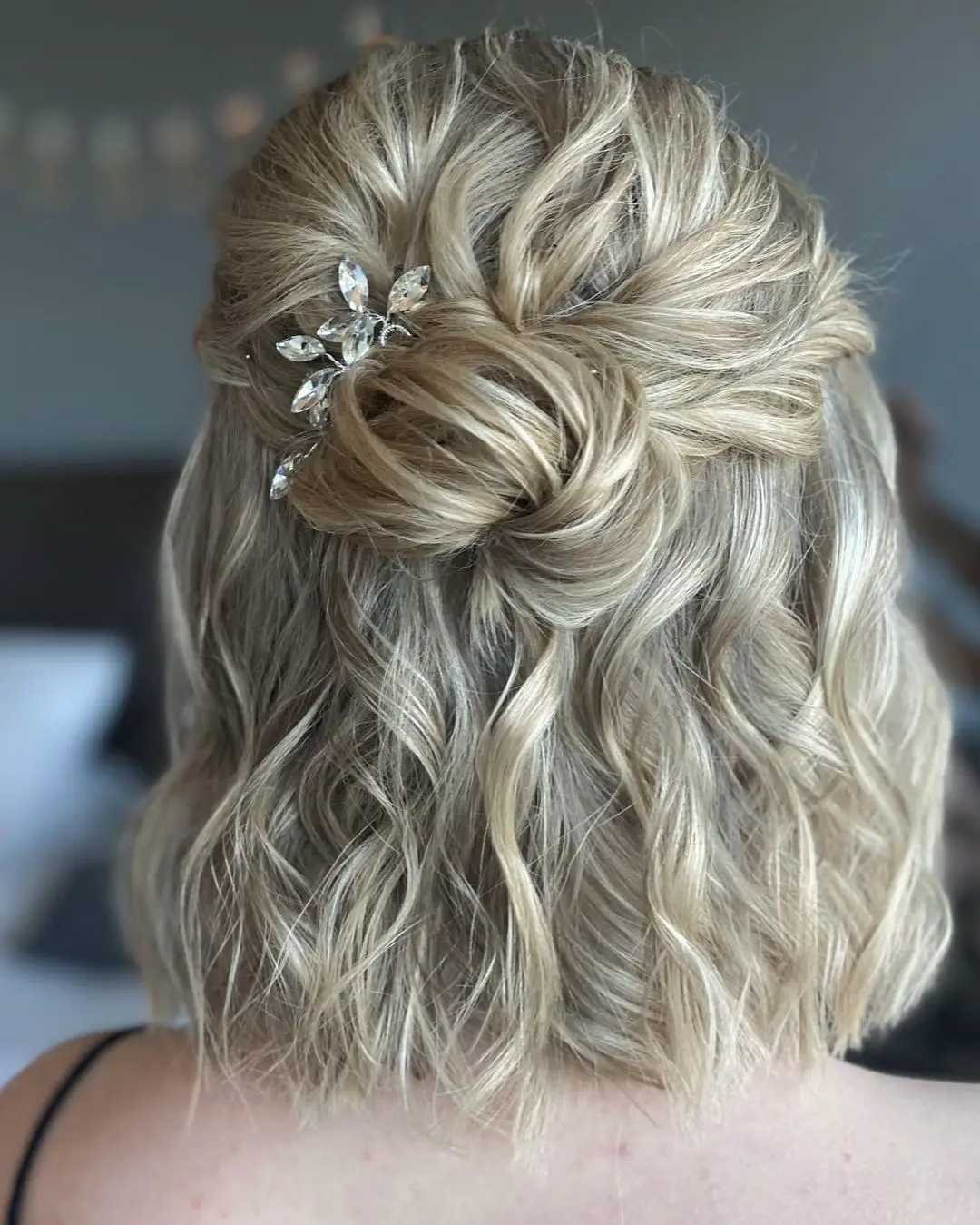51-homecoming-prom-hairstyles-for-girls-with-short-hair Half Bun on Wavy Hair
