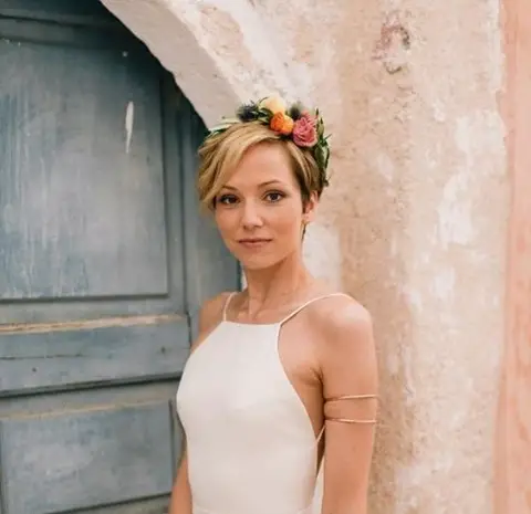 51-homecoming-prom-hairstyles-for-girls-with-short-hair Pixie Flower Crown