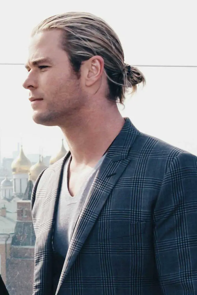 50-best-man-bun-hairstyles-trending-this-year Chris Hemsworth Man Bun