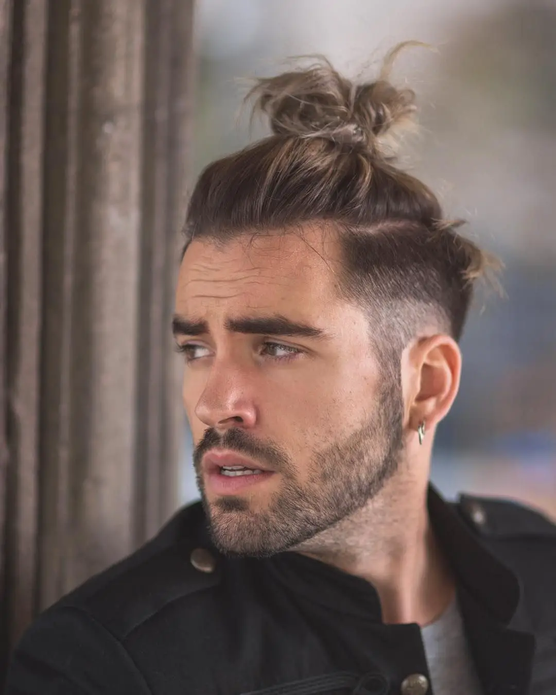 50-hairstyles-for-men-with-wavy-hair-trending-this-year Top Knot